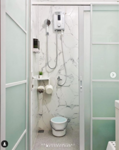 Desain Kamar Mandi Minimalis Kombinasi Marmer dengan Sentuhan Elegan