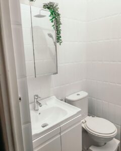 Desain Kamar Mandi Minimalis Kombinasi Off White