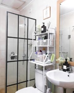 Desain Kamar Mandi Minimalis Monokrom Industrial