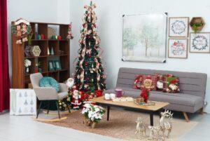 Dekorasi Sofa Cokelat di Tengah Nuansa Liburan