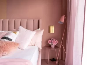 Desain Kamar Monokrom Warna Merah yang Berkelas