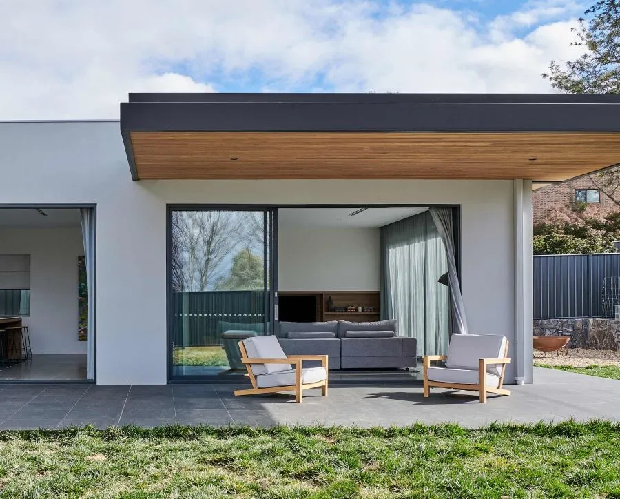 Granit Teras Depan Rumah dengan Industrial Modern
