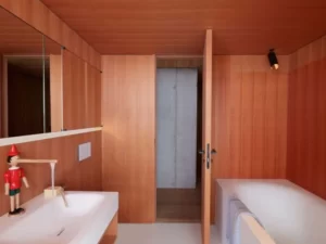 Kamar Mandi Mungil Serba Kayu