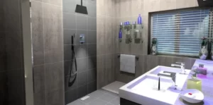 Kamar Mandi Mungil dengan Cermin Besar