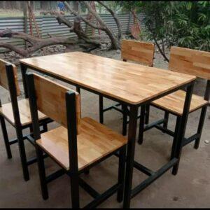 Meja Kursi Cafe Jenis Kayu Bersandar Minimalis