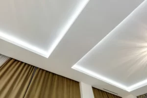 Plafon PVC yang Berbentuk Persegi dengan lampu downlight