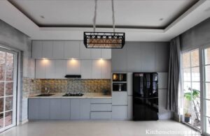 Dapur Modern dengan Nuansa Lapang dan Hangat