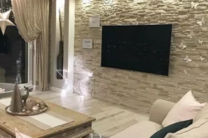 Ruang TV dengan Dinding Batu Alam 1 Ruang TV dengan Dinding Batu Alam