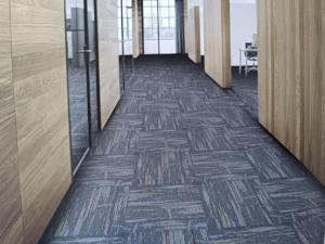 Cara pasang karpet tile dan kelebihannya