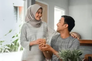 Adab Istri Menyajikan Makan untuk Suami Menurut Islam