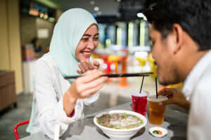 Hak Suami untuk Dilayani Saat Makan dalam Rumah Tangga Islami dan Modern