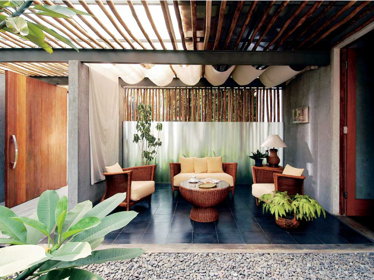 Ruang Tamu Terpisah di Luar Rumah